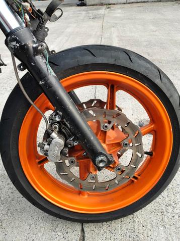 Mooie oranje Cbr 600 f wielen bouwjaar 93 beschikbaar voor biedingen