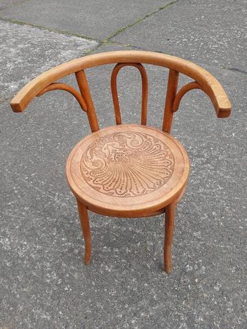 Houten antieke stoel beschikbaar voor biedingen