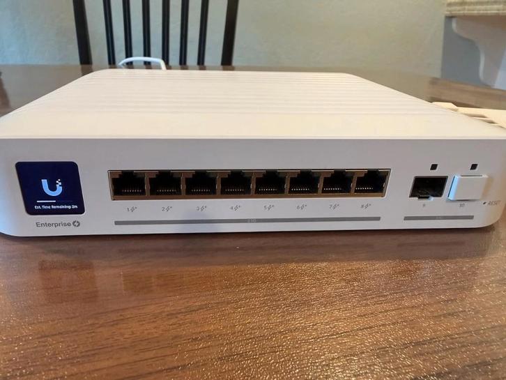 Ubiquiti UniFi Enterprise 8-poorts 2,5 Gb PoE + switch, Computers en Software, Netwerk switches, Zo goed als nieuw, Ophalen of Verzenden