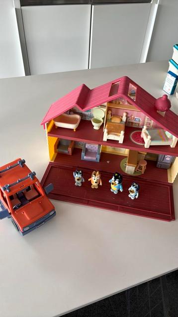 Speelhuisje Bluey met auto. beschikbaar voor biedingen