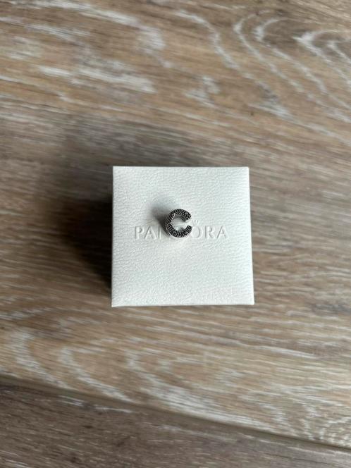 Zilveren Pandora bedel letter C, uitstekende staat, Handtassen en Accessoires, Bedels, Zo goed als nieuw, Pandora, Zilver, 1 bedel