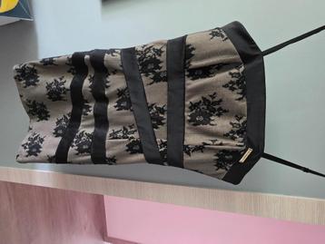 Feestjurk  beschikbaar voor biedingen