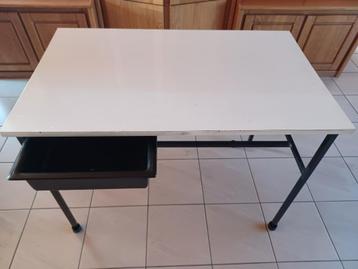 Witte tafel met schuif in goede staat beschikbaar voor biedingen