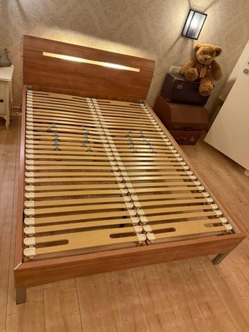 Bed met verlichting 140x200cm beschikbaar voor biedingen