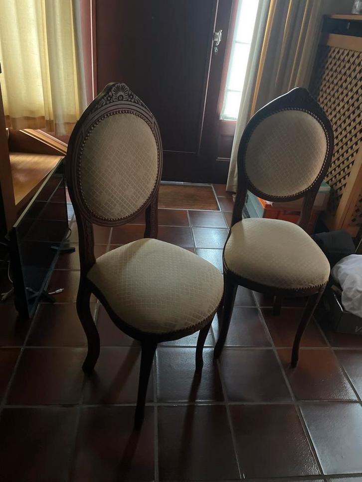 2 chaises de style Louis et table d'appoint ovale, Maison & Meubles, Chaises, Comme neuf, Enlèvement