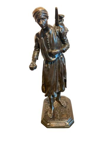 Egyptische bronzen sculptuur die water draagt. beschikbaar voor biedingen