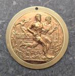 prachtige medaille 1975 uit Tienen cross hard lopen rennen, Postzegels en Munten, Penningen en Medailles, Ophalen of Verzenden