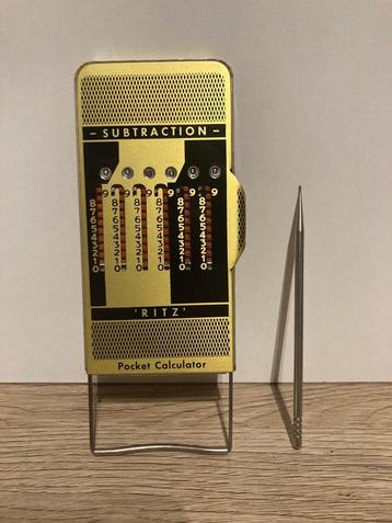 Antieke rekenmachine met metalen Ritz-trekker. beschikbaar voor biedingen