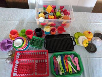 Plastic keukenspeelgoed en strijkplankje beschikbaar voor biedingen