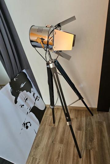 Vintage houten driepoot vloerlamp - Imitatie filmspot beschikbaar voor biedingen