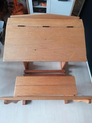 Vintage kinderbureau beschikbaar voor biedingen