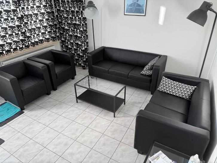 Salon, Huis en Inrichting, Zetels | Zetels, Zo goed als nieuw, Rechte bank, Vierpersoons of meer, Kunststof, Ophalen