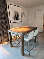 Hoge houten tafel met 4 wit leren stoelen., Huis en Inrichting, Ophalen