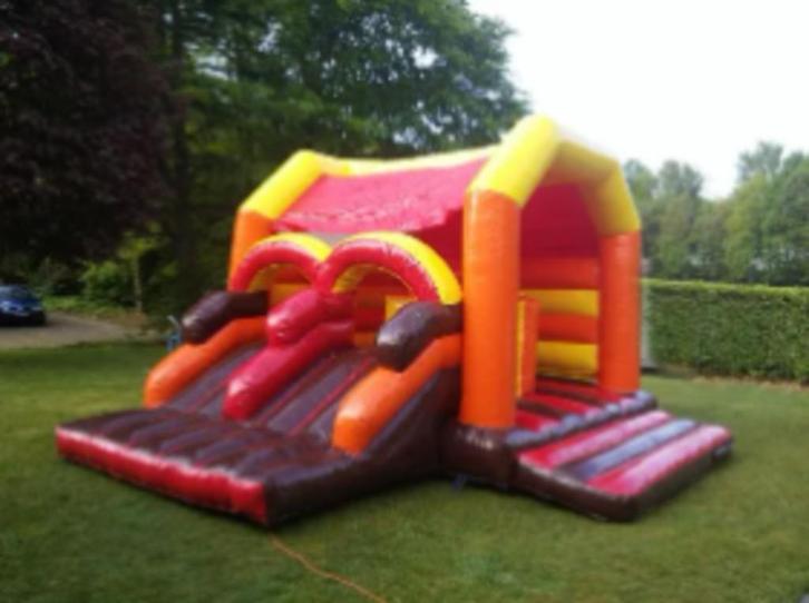 Maxi-Springkasteel met dubbele glijbaan te koop, Hobby en Vrije tijd, Feestartikelen | Verhuur, Ophalen