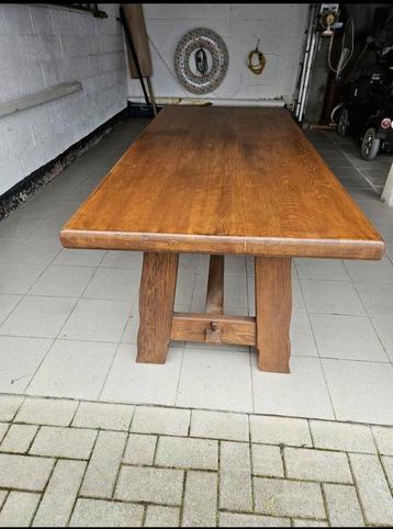 Antieke tafel en stoelen