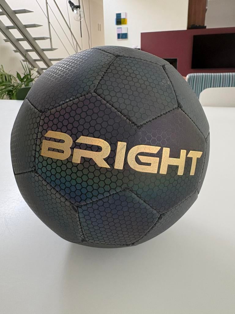 Bright Voetbal - Holografisch/Reflecterend - ZGAN, Ophalen of Verzenden, Zo goed als nieuw
