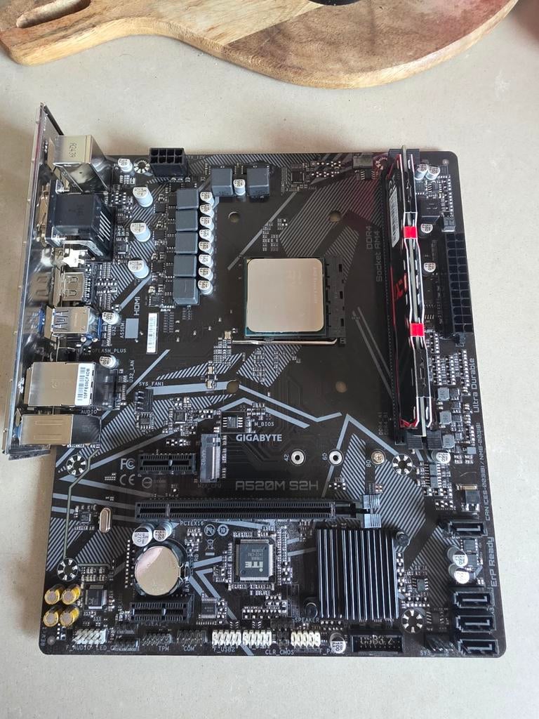 Gigabyte a520m met cpu Ryzen 5  4500, Computers en Software, Moederborden, Ophalen