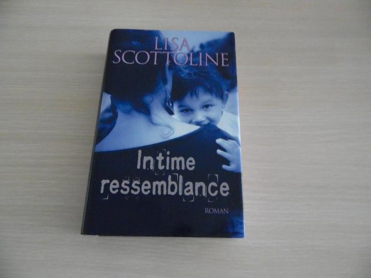 INTIME RESSEMBLANCE       LISA SCOTTOLINE, Livres, Thrillers, Comme neuf, Amérique, Enlèvement ou Envoi