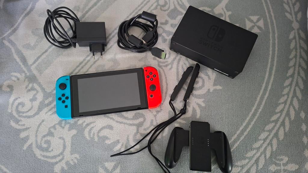 Nintendo Switch & Jeux, Consoles de jeu & Jeux vidéo, Consoles de jeu | Nintendo Switch, Utilisé, Switch Original, Avec 2 manettes