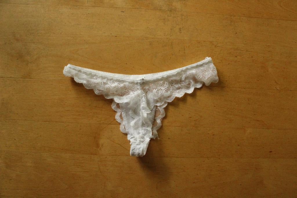NOUVEAU string blanc taille S - lire le texte de l'annonce, Vêtements | Femmes, Envoi, Blanc, String