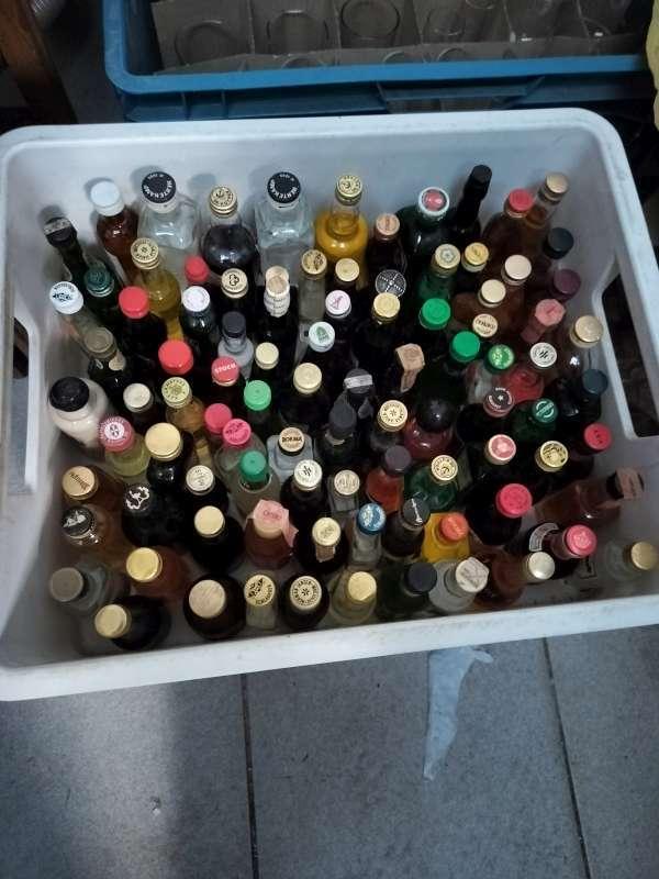 150 kleine likeurflesjes uit verzameling, Ophalen