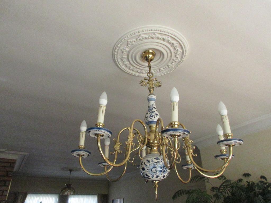 Grote Delfts blauwe kroonluchter in messing, Ophalen