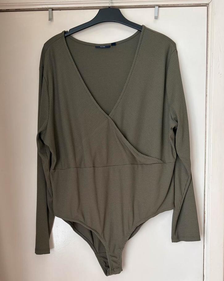 Kiabi kaki geribbelde body, lange mouwen, 3XL, Kleding | Dames, Grote Maten, Zo goed als nieuw, Ophalen of Verzenden