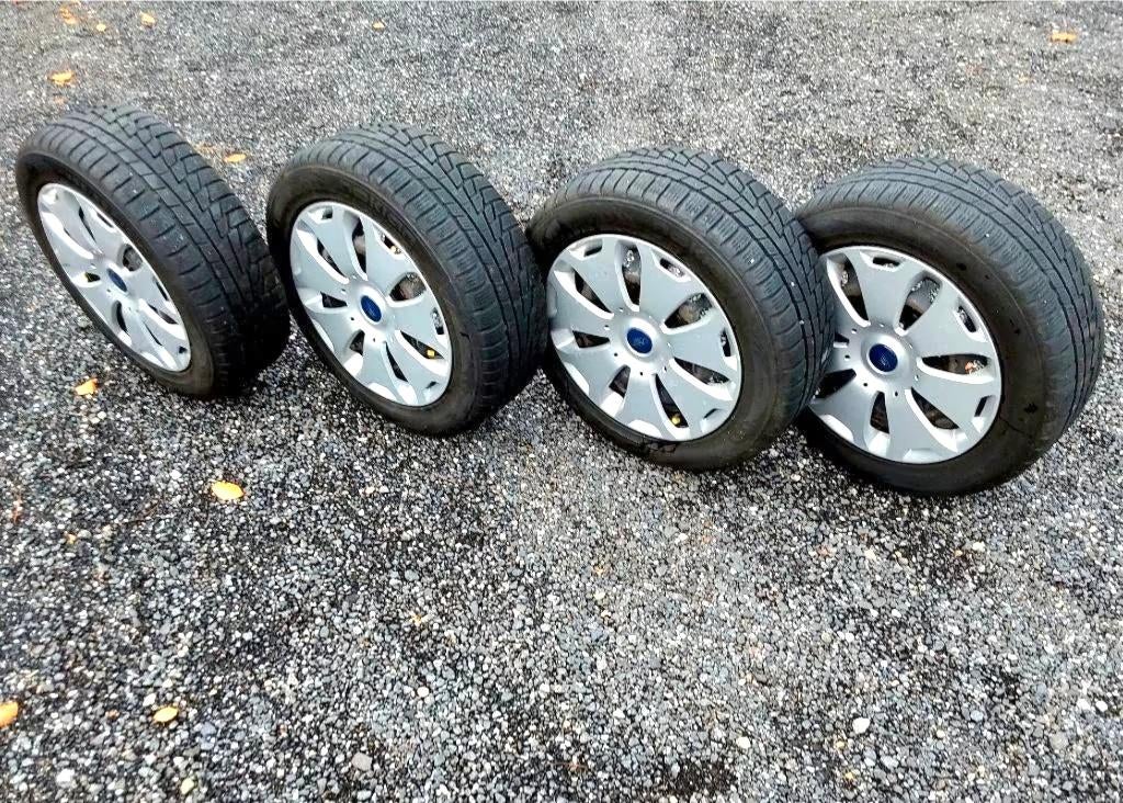 4 roues Ford Focus avec pneus hiver 205/55-16, Auto-onderdelen, Banden en Velgen, Banden en Velgen, Winterbanden, 16 inch, 205 mm