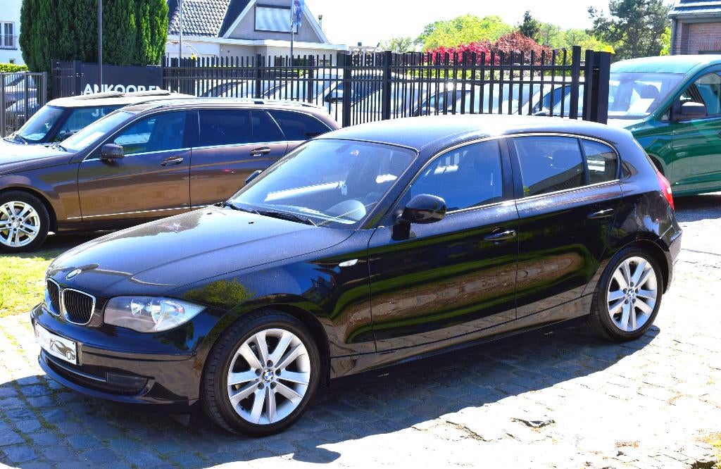 BMW 116i/Benzine/HISTORY/GARANTIE, 90 kW, Euro 5, https://public.car-pass.be/vhr/cf817821-2dd3-45bc-bb80-e718a660c07b, Zwart