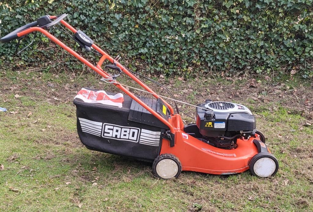 Zelf trekkende benzine Grasmaaier Sabo, Enlèvement