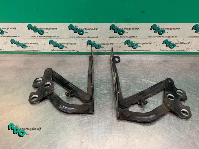 Charnière capot d'un Opel Corsa (Corsa D 07-), Autos : Pièces & Accessoires, Autres pièces automobiles, Opel, Utilisé, 3 mois de garantie