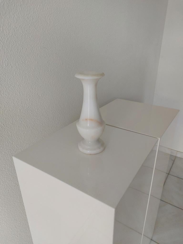 Mooi vaasje marmer zo goed als nieuw wit marmer met beetje t, Ophalen
