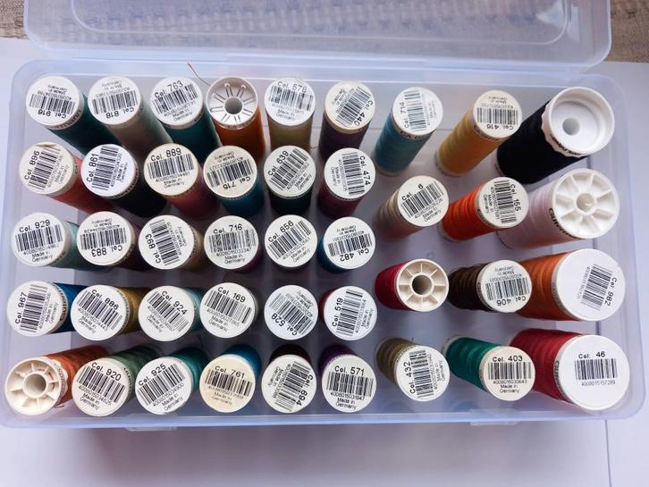 naaigaren doos nieuwe klossen gutermann naaigaren, Hobby en Vrije tijd, Naaien en Fournituren, Nieuw, Garen of Naald(en), Ophalen of Verzenden