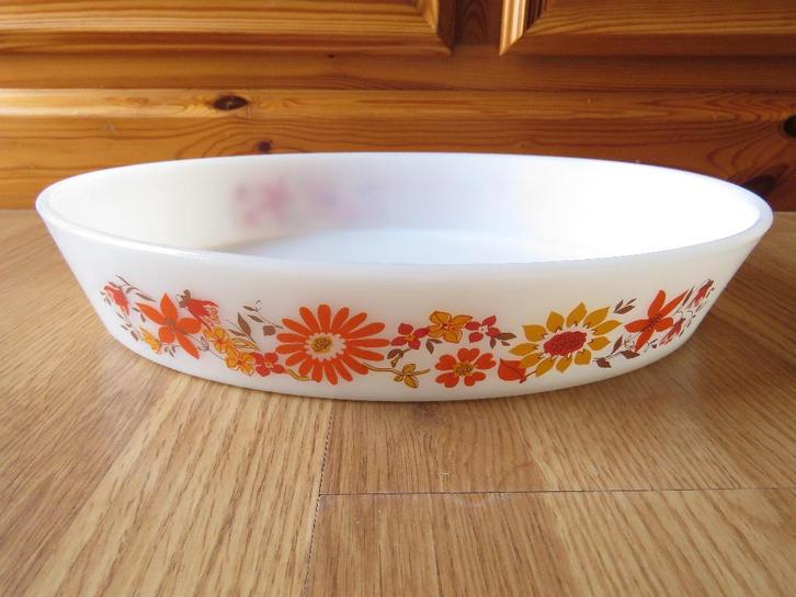 vintage arcopal grand plat ovale pour le four motifs flore, Huis en Inrichting, Keuken | Servies, Zo goed als nieuw, Kom(men)