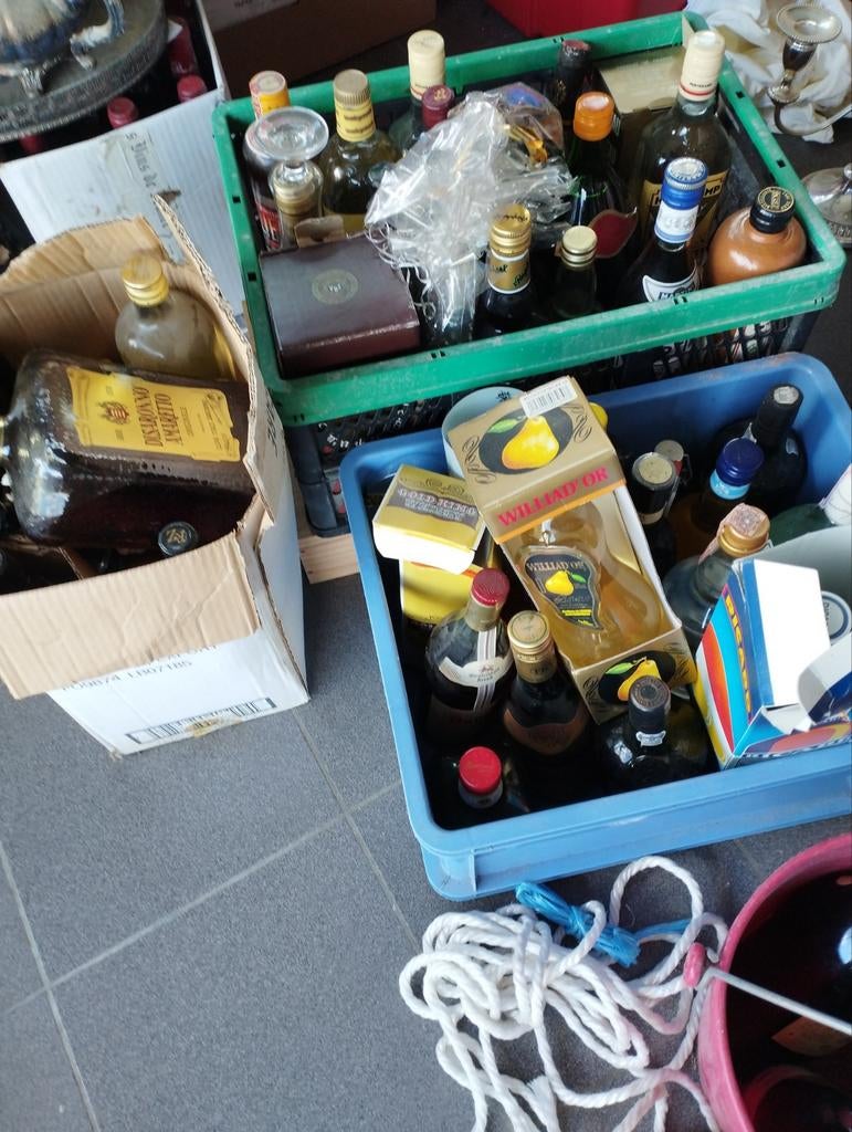 Diverse sterke drank. Uit verhuis. Oud. Enkel ophalen., Ophalen