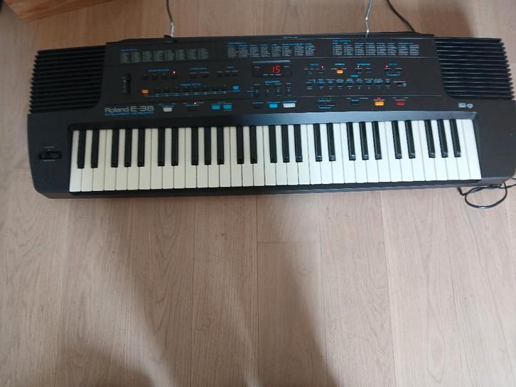 Clavier intelligent Roland E-38, Musique & Instruments, Claviers, Utilisé, 61 touches, Roland, Sensitif, Avec pied, Connexion MIDI