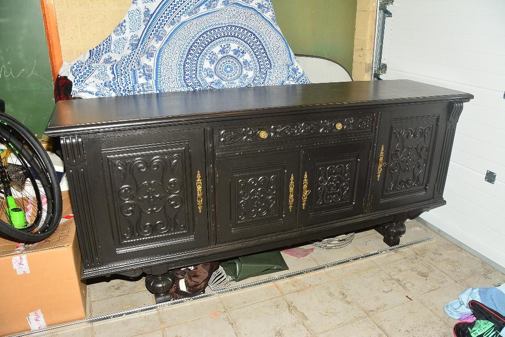 Buffet en chêne peint en noir, Enlèvement