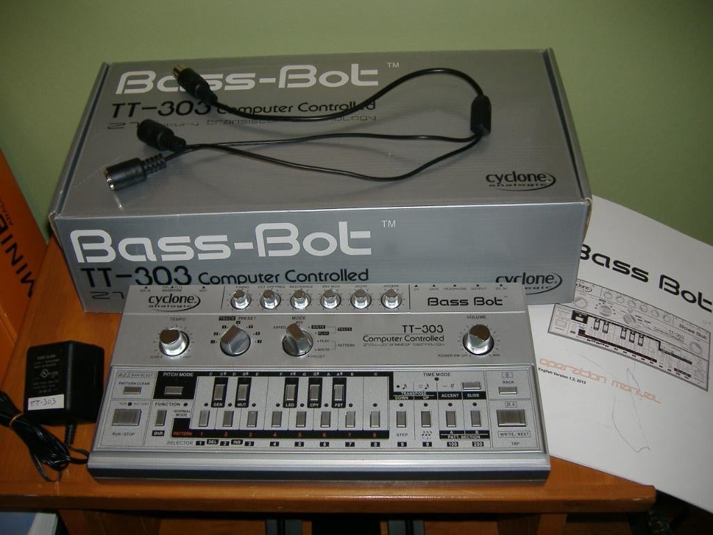 Cyclone analogic Bass Bot tt-303 mk1, Ophalen, Zo goed als nieuw
