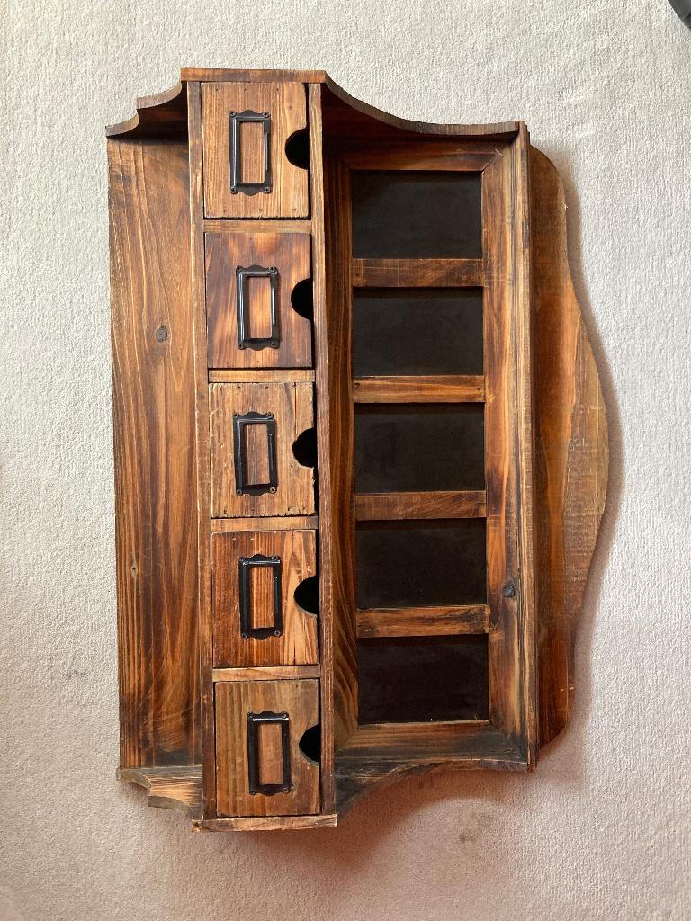 Hangkasten met schuifjes en krijtbordjes, Ophalen