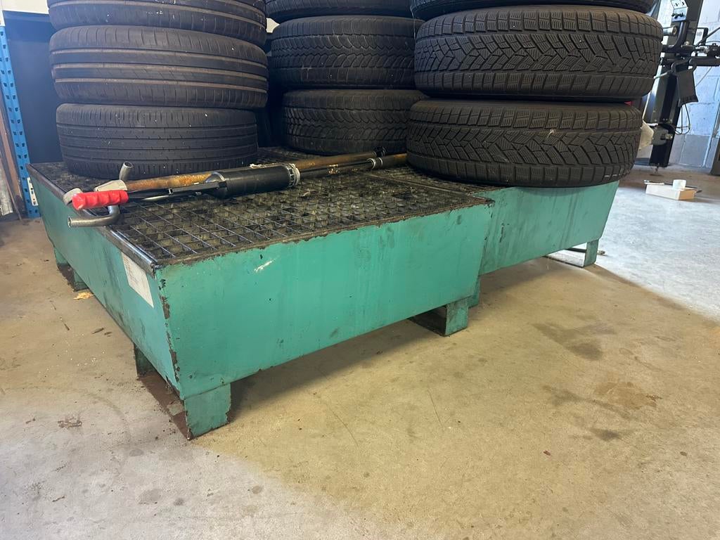 2 stevige metalen opvangbakken/lekbakken, Ophalen, Gebruikt