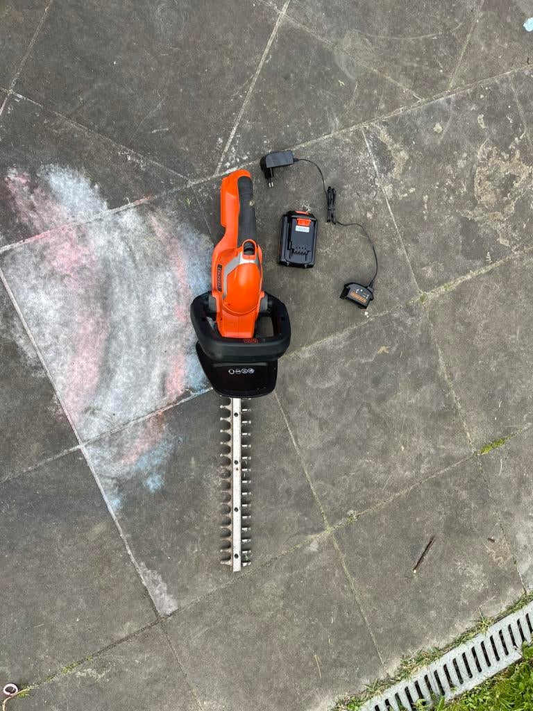 BLACK+DECKER taille-haie sans fil 18V + accu 2Ah, Jardin & Terrasse, Taille-haies, Enlèvement, Utilisé, Batterie