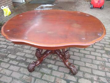 Sierlijke noten houten tafel beschikbaar voor biedingen