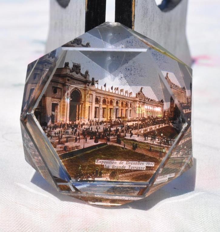 presse papier en cristal exposition Bruxelles 1910, Antiquités & Art, Antiquités | Verre & Cristal, Enlèvement ou Envoi