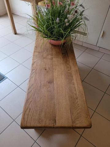 Table basse de château en chêne massif.  disponible aux enchères