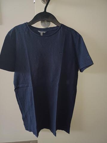 Blauwe t-shirt beschikbaar voor biedingen