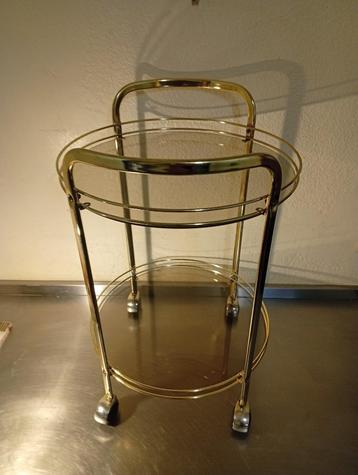 VINTAGE RONDE ROLWAGEN IN GOUDKLEURIG METAAL EN ROOKGLAS  beschikbaar voor biedingen