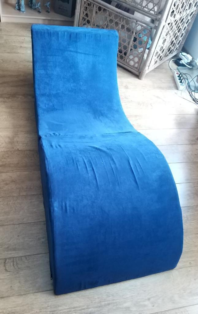 Ligzetel of poef design blauw, Huis en Inrichting, Zetels | Voetbanken en poefs, Zo goed als nieuw, Stof, Overige materialen, Ophalen