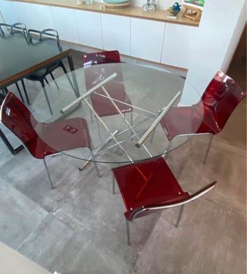 Table et chaises beschikbaar voor biedingen