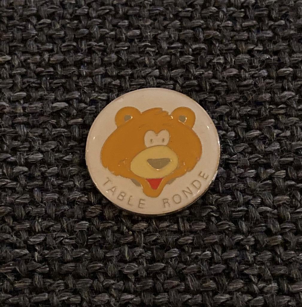 PIN - TABLE RONDE - BEER - BEERTJE - OURS, Envoi, Utilisé, Autres sujets/thèmes, Insigne ou Pin's