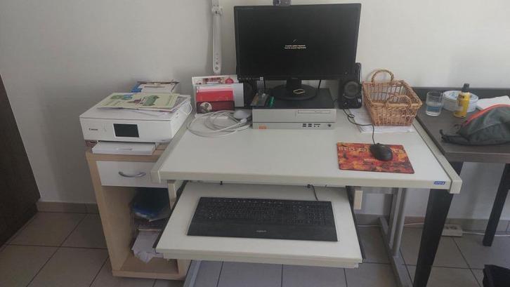 Computertafel met uitschuifbaar bord voor klavier., Huis en Inrichting, Bureaus, Gebruikt, Bureau, Ophalen